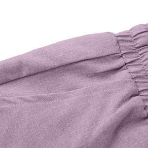Dettaglio dei pantaloni a gamba larga lavanda con vita elastica e tasca laterale pratica