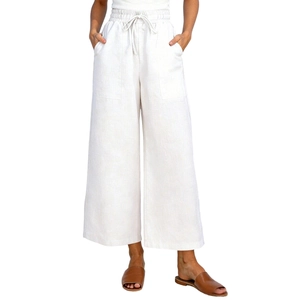 Dettaglio dei pantaloni larghi in lino a vita alta con coulisse e ampie tasche anteriori