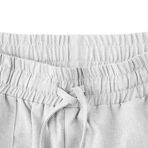 Dettaglio vita elastica con coulisse su pantaloni a gamba larga in tessuto tipo lino