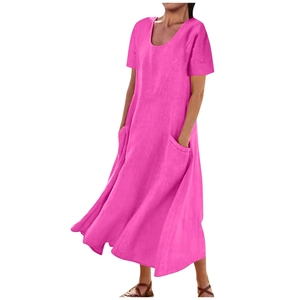 Details des pinken Leinenkleides mit Rundhalsausschnitt und großen aufgesetzten Taschen