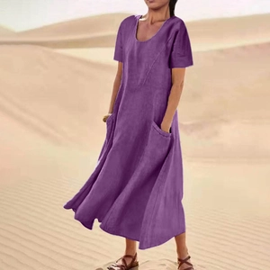 Lila Baumwolle Leinen Maxikleid mit Rundhalsausschnitt und großen Taschen in der Wüste