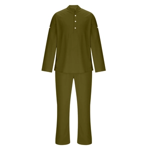 Détail d'un ensemble en lin homme vert olive avec col henley et manches retroussables