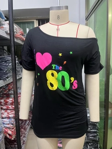 Λεπτομέρεια από 80s ρετρό νέον τύπωμα χειλιών σε μαύρο μπλουζάκι με έξω τον ώμο