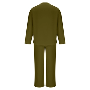 Vue arrière de l'ensemble de détente vert olive avec haut texturé et pantalon large