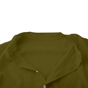 Détail du col d'une chemise vert olive montrant le tissu texturé et des boutons blancs