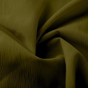 Vue détaillée du tissu vert olive avec éclat satiné et texture drapée souple