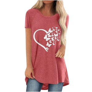 T-shirt da donna rosso mattone con stampa cuore a farfalla bianca e scollo rotondo