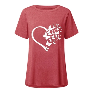 Dettaglio della stampa grafica con farfalla e cuore su t-shirt casual a maniche corte