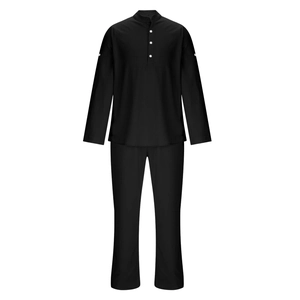 Détail d'un ensemble de détente noir avec boutons blancs sur le col Henley et les poignets