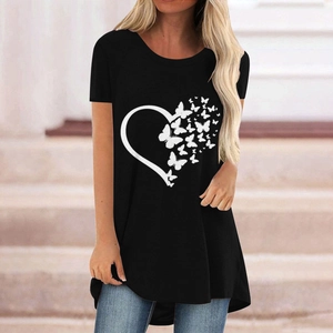 T-shirt donna nera con stampa cuore farfalla e orlo curvo irregolare dal taglio ampio