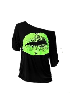 Λεπτομέρεια μαύρου T-shirt με έξω τον ώμο και έντονο νέον πράσινο τύπωμα χειλιών