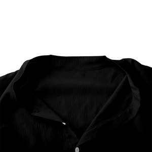 Gros plan sur chemise en coton lin noir avec col officier et détails du bouton