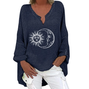 Détail de chemise en coton et lin à col en V, imprimé soleil lune et boutons latéraux