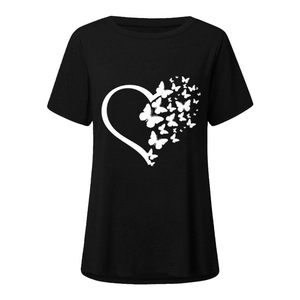 Dettaglio della stampa cuore farfalla bianca su una t-shirt nera larga con scollo rotondo