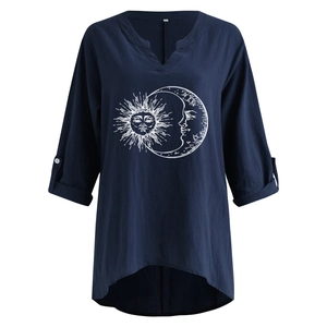 Détail du chemisier bleu foncé en coton lin avec imprimé soleil lune et manches retroussées