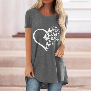 T-shirt donna grigio scuro con stampa farfalla cuore e orlo asimmetrico per un look casual
