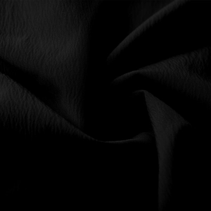 Détail macro du tissu plissé noir respirant montrant un drapé souple et des micro-ondulations