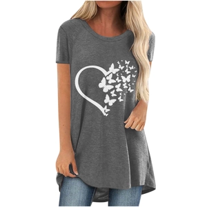 Dettaglio della stampa a cuore e farfalla su t-shirt grigia da donna a girocollo