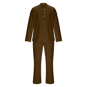 Détail d'un ensemble marron pour homme en lin avec col mao et boutons blancs