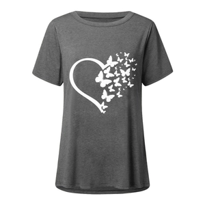 Dettaglio della stampa con farfalle e cuore bianchi su t-shirt grigio scuro a maniche corte