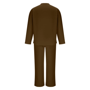 Vue arrière d'un ensemble de loisirs marron montrant la texture et la coupe décontractée