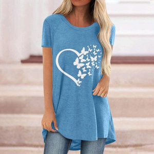T-shirt donna azzurra con stampa a cuore e farfalla e orlo curvo dal taglio rilassato