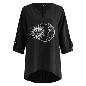 Détail du chemisier en coton et lin avec col en V, motif soleil et lune et ourlet asymétrique