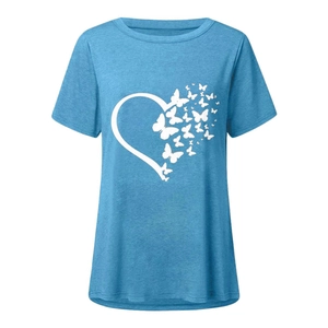 Dettaglio della maglietta blu con stampa farfalla a cuore e trama in maglia traspirante