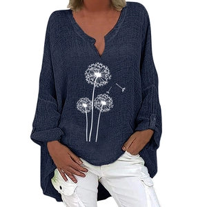 Détails de l'encolure en V et de l'imprimé pissenlit blanc sur cette blouse bleu marine