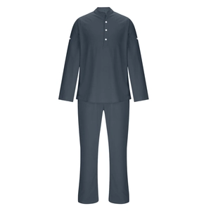 Détail du tissu en coton et lin bleu gris foncé sur l'ensemble décontracté pour homme