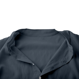 Détail du col mao et du bouton sur l'ensemble chemise homme bleu foncé en lin