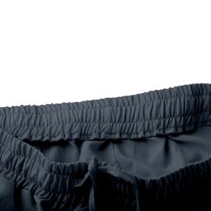 Détail du pantalon gris foncé montrant la taille élastique et le cordon de serrage