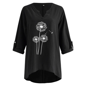 Détail de la blouse en coton et lin avec imprimé pissenlit et col en V pour femme