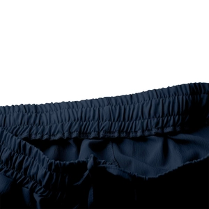 Détail de la taille élastique bleu marine avec coutures solides sur un pantalon homme