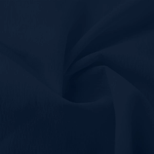 Vue détaillée de la texture du tissu bleu marine avec drapé souple et tissage fin