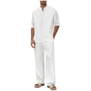 Détail d'un ensemble de loisirs blanc en coton pour homme avec chemise henley et pantalon