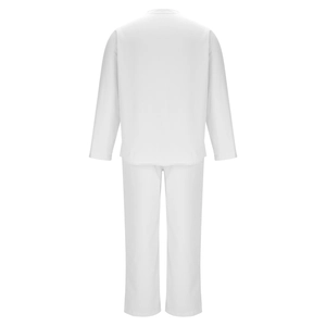 Détail de la texture du tissu blanc respirant au dos de l'ensemble de détente pour hommes