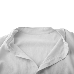 Détail du col officier d'une chemise blanche en tissu crêpé léger et respirant