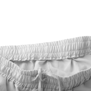 Détail de la taille élastique blanche avec cordon de serrage réglable sur le pantalon
