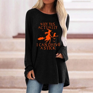 Détail de la tunique noire à manches longues d'Halloween avec imprimé sorcière orange