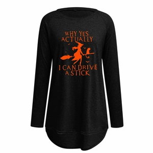 Détail d'un t-shirt Halloween à manches longues avec imprimé sorcière et balai orange