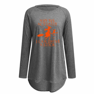Détail du motif sorcière d'Halloween et du texte sur un t-shirt gris à manches longues