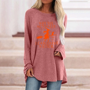 Détail de l'imprimé sorcière d'Halloween et de l'ourlet arrondi sur ce t-shirt manches longues