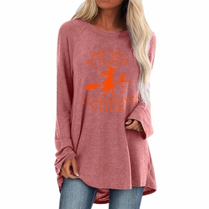 Détail du motif sorcière d'Halloween sur le t-shirt ample rouge rose à manches longues