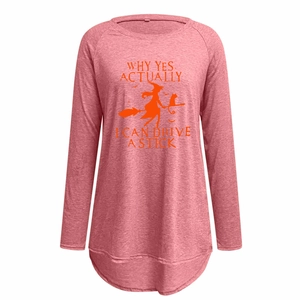 Détail de l'imprimé sorcière d'Halloween sur un t-shirt rose à manches raglan pour femme