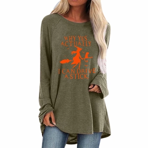 Détail d'un t-shirt Halloween vert armée avec imprimé sorcière orange et slogan
