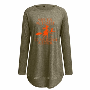 Détail de l'imprimé sorcière d'Halloween et texte sur le t-shirt manches longues vert olive