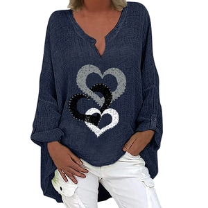 Camicia blu scuro con scollo a V, stampa a cuore e orlo ricurvo a maniche lunghe