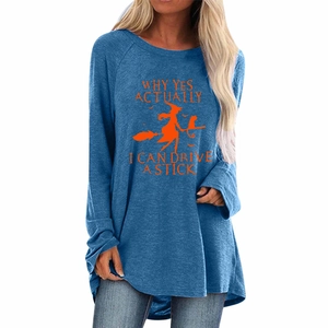Détail de l'imprimé sorcière d'Halloween sur un t-shirt bleu à manches longues pour femmes