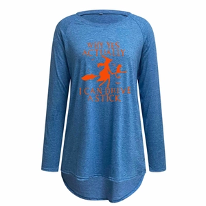Détail du t-shirt bleu chiné à manches longues avec sorcière orange et texte imprimé